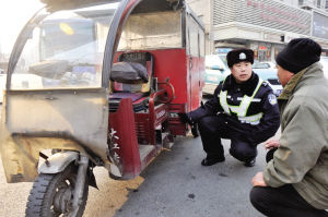 交警向駕駛人員宣傳“三非”機動三輪車存在的交通安全隱患